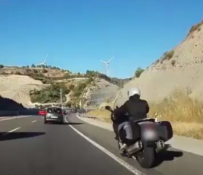Moto por arcén