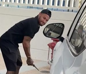Neymar Jr pincha ruedas coche