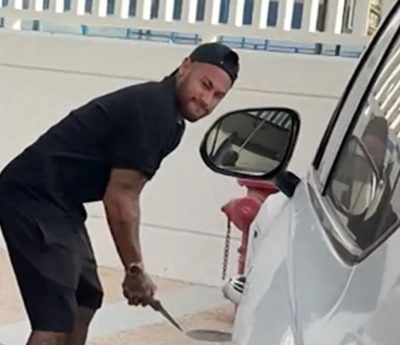 Neymar Jr pincha ruedas coche
