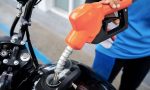 Esta es la forma correcta de repostar una moto en una gasolinera