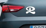 ¿Qué significado esconde esta pegatina que llevan algunos coches?