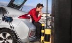 Casi el 50% de los propietarios de coches eléctricos se arrepiente de su compra: estas son las razones