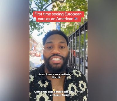 Americano viendo coches europeos