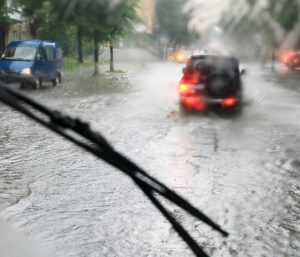 Conducir coche lluvia