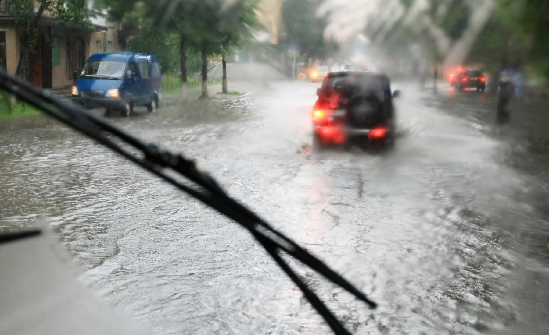 Conducir coche lluvia