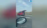 Un disparate en plena M-40: circula con el maletero abierto y sujetando las cosas para que no se caigan