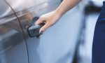 Adiós a los arañazos en las puertas del coche: este es el mejor protector fácil de instalar