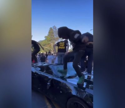 Jóvenes destrozan un camaro