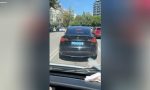 Ver para creer: un Tesla va por Barcelona con una matrícula de cartulina pegada con esparadrapo