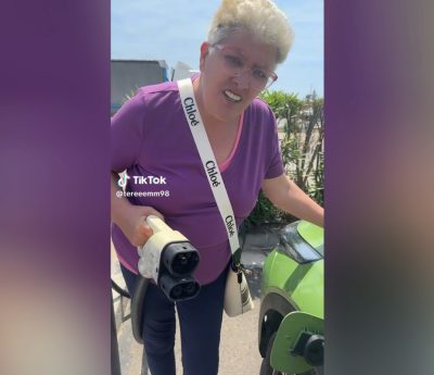 Mujer híbrido enchufable