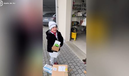 Una sonrisa que no tiene precio: un niño descubre que su padre guarda en el garaje su coche de juguete