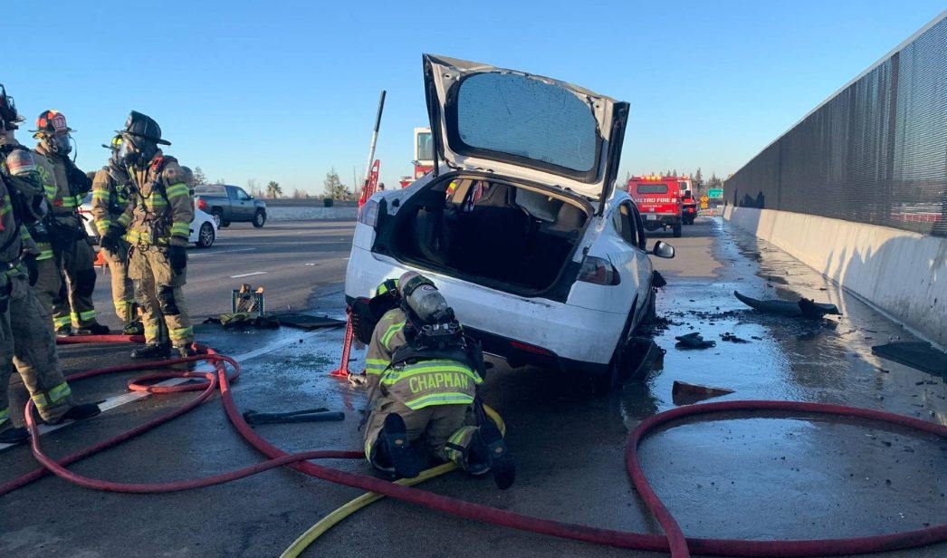 Tesla incendiado