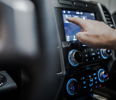 La pantalla táctil, la tecnología bluetooth y los puertos USB permiten llevar la conectividad multimedia a otro nivel.