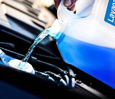 Antes de emprender un viaje, conviene comprobar todos los niveles de líquidos en el vehículo.