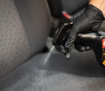 El spray de tapicerías Maddox Detail se aplica directamente sobre la tapicería y su efecto limpiador se deja ver en apenas unos minutos.