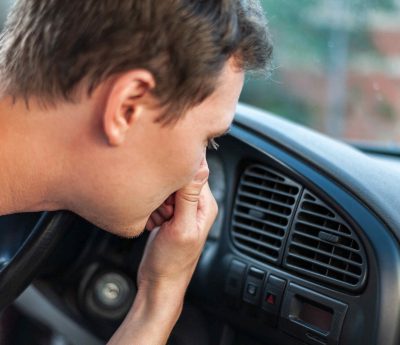 El mal olor del aire acondicionado de un vehículo puede deberse al exceso de humedad o de suciedad en el sistema.