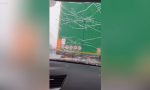 Caen bolas de granizo gigantes en Italia: el parabrisas de un coche se raja y verlo da dolor