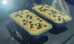 ¿Calor en el coche? No hay mal que por bien no venga: así se cuece un bizcocho en el salpicadero