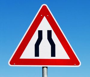 Señal estrechamiento calzada