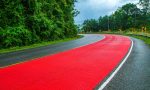 ¿Por qué cada vez hay más tramos de carretera pintados de rojo?