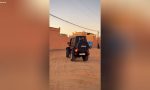 Aunque parezca imposible de creer, este es el Jeep más delgado del mundo y parece de juguete