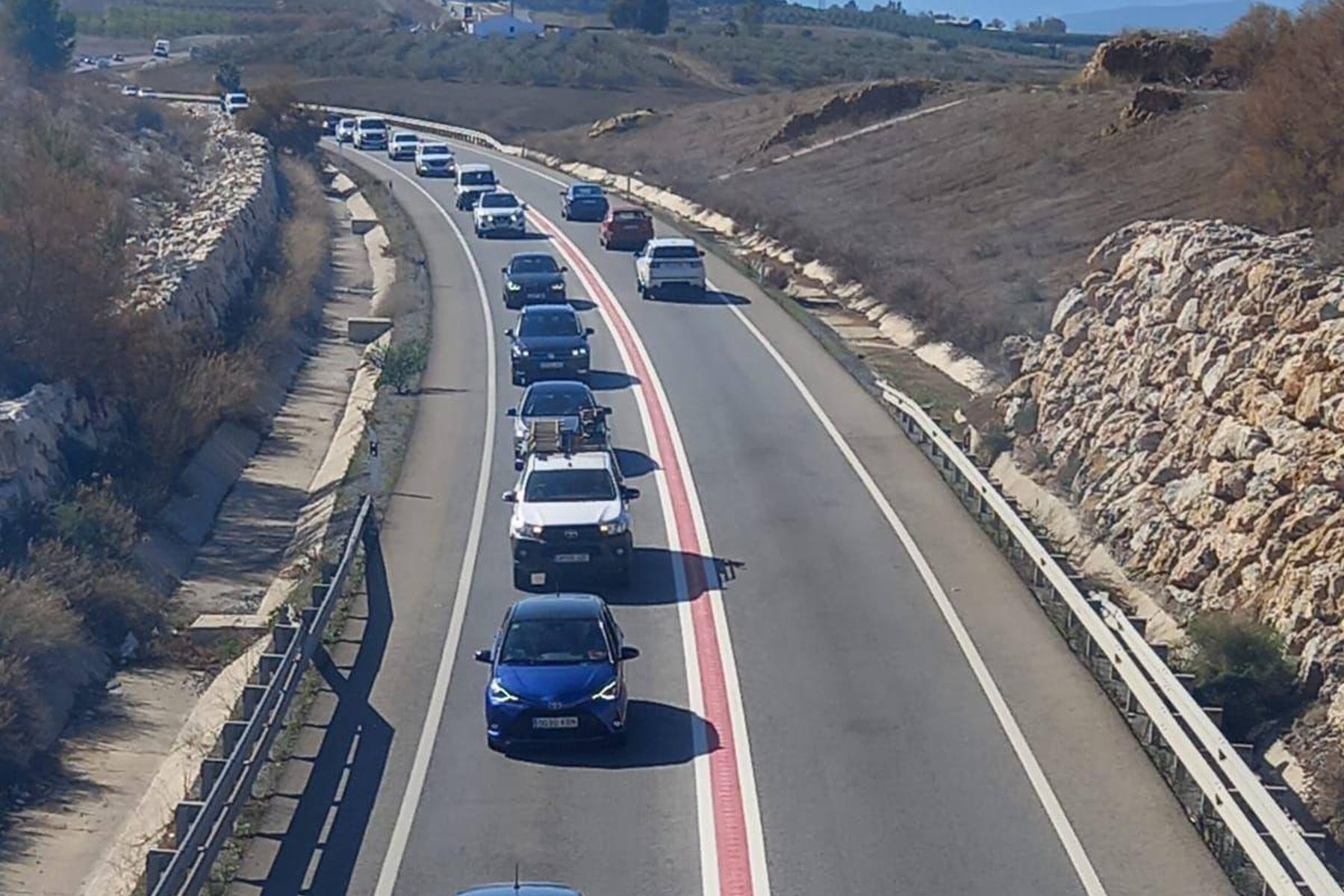 línea roja carretera