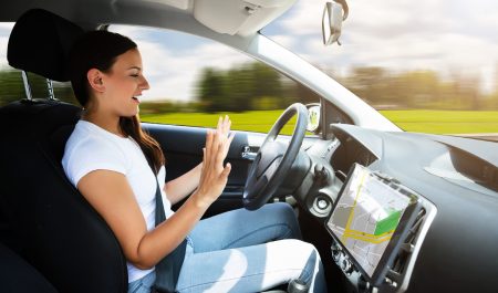 Ya circulan por nuestras carreteras: la DGT permite coches autónomos, pero de una sola marca