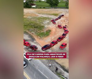 Fila de coches rojos