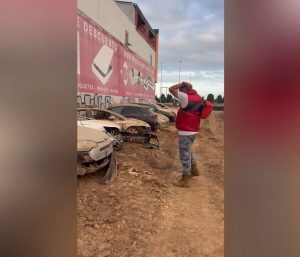 Hombre encuentra su coche dana