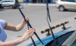 Si encuentras tu coche con los limpiaparabrisas levantados, ojo: esto significa
