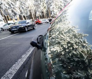 Coches aparcados en la carretera