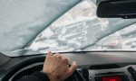 ¿Cómo quitar el hielo del parabrisas?: este accesorio es común, pero pocos saben que destroza el coche
