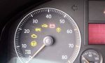 Si se enciende esta luz en el panel del coche, debes ir al taller de inmediato: las causas son muy graves