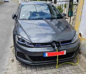 cargar coche híbrido enchufable