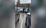 Aparca en dos plazas y le acaba echando la culpa a otro coche: así ha sido la venganza de un conductor que se ha hecho viral