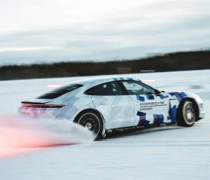 Porsche Taycan hielo
