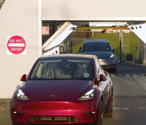 Teslas conducen solos desde la fábrica