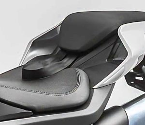 CFMoto 750 SR con cinturón