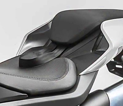 CFMoto 750 SR con cinturón