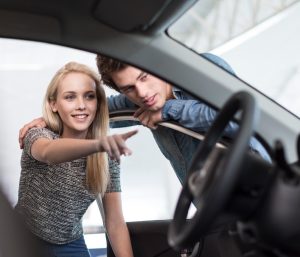 Jóvenes concesionario coches