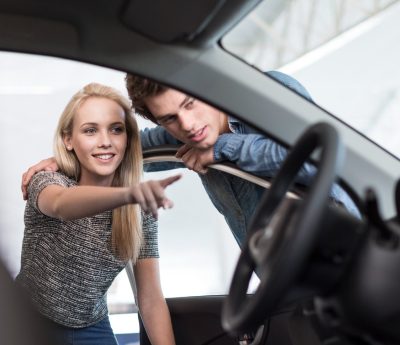 Jóvenes concesionario coches