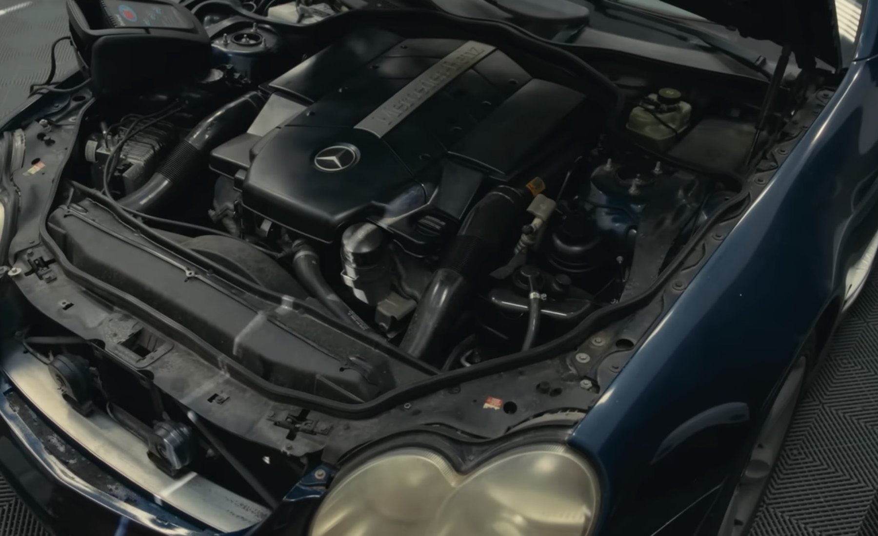 Motor del Mercedes-Benz SL 500 de 1.500 euros.