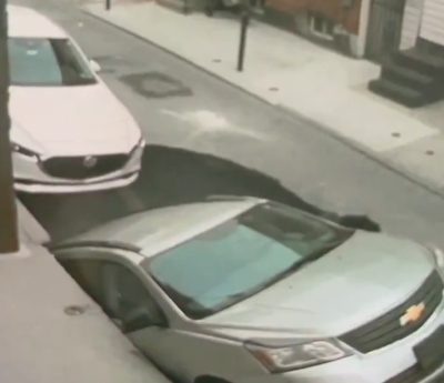 Socavón se traga coche Filadelfia