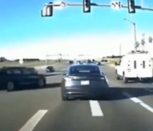 Tesla se detiene solo