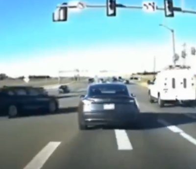 Tesla se detiene solo