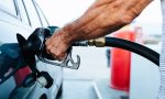 Casi todos los conductores cometen el mismo error al echar gasolina: no tiene nada que ver con el ‘click’ de la manguera