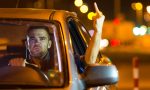 Existe un país europeo en el que hacer estos gestos obscenos a otro conductor está castigado con multas de 1.000 euros