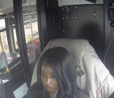 Autobusera ayuda a una mujer embarazada