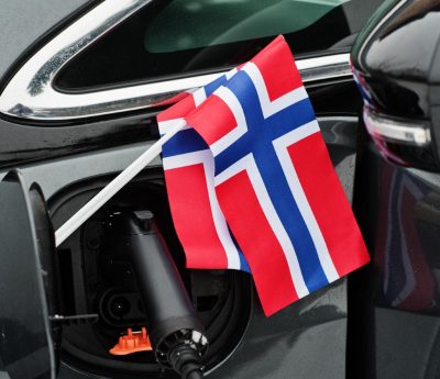Bandera Noruega coche eléctrico