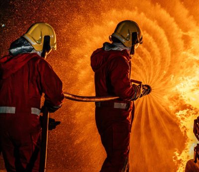 Bomberos apagando fuego